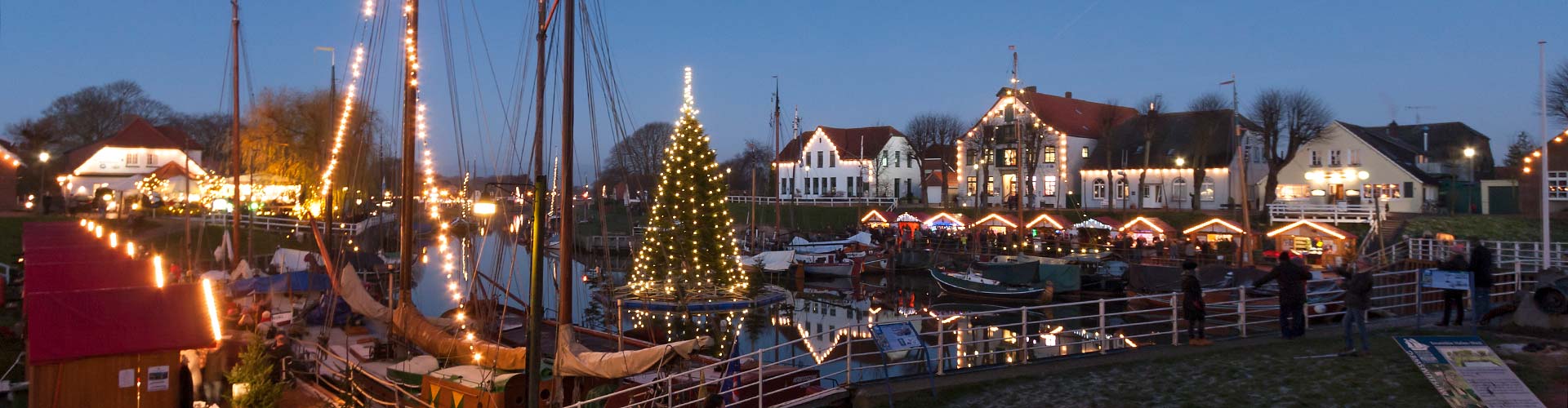 Lichtermeer am Museumshafen Carolinensiel