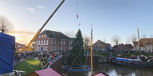 Aufstellen Schwimmender Weihnachtsbaum