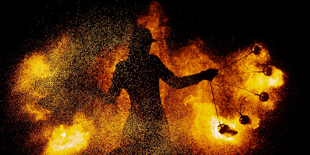 Feuershow & Funkentanz im Museumshafen Carolinensiel